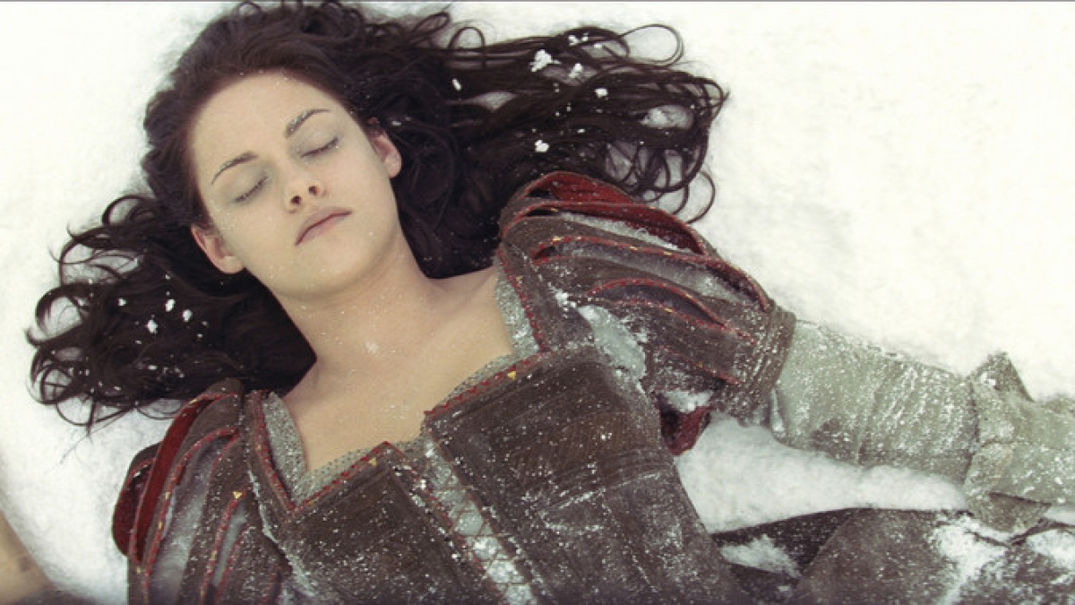 Kristen Stewart in der Rolle der sch&ouml;nen K&ouml;nigstochter Schneewittchen. (Foto)