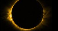 Eine Sonnenfinsternis verzaubert im März den Himmel.