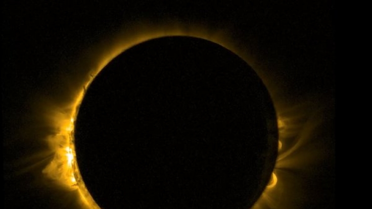 Eine Sonnenfinsternis verzaubert im März den Himmel.