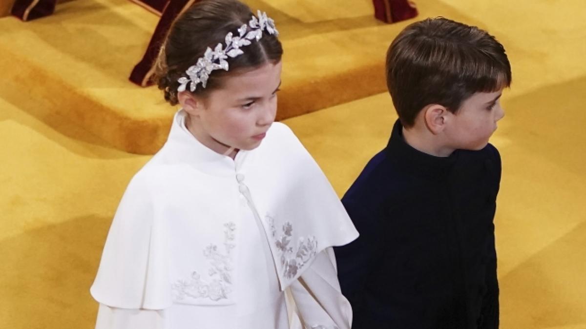 An der Hand seiner gro&szlig;en Schwester Prinzessin Charlotte meisterte Prinz Louis den Einzug in die Westminster Abbey tadellos. (Foto)