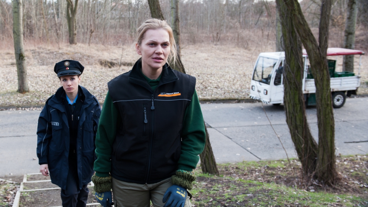 Polizistin Sanela Beara (Alina Levshin, l.) begleitet die Tierparkangestellte Charlie Rubin (Anna Loos, r.) in deren Wohnung. (Foto)