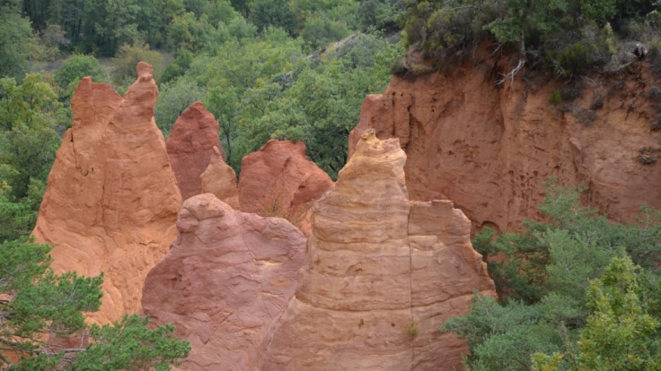 Skurrile Felsformationen im «Colorado von Rustrel»