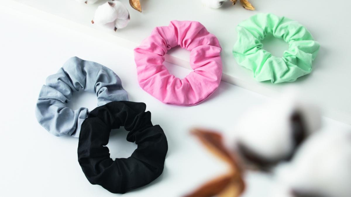 Die fairtye-Scrunchies gibt es aktuell in vier Farben. (Foto)