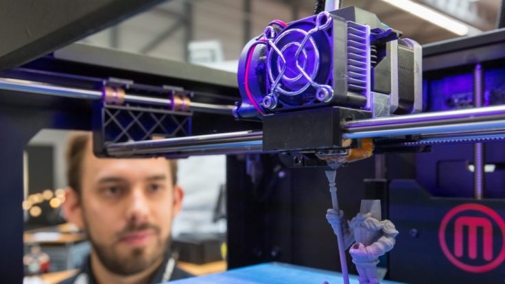 Nicht nur Spielzeug: 3D-Drucker fertigen mittlerweile auch künstliche Kieferprothesen, Hüftgelenk-Pfannen oder Halswirbel.