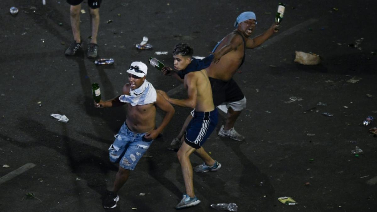 Fans gingen mit Flaschen auf die Polizei los. (Foto)