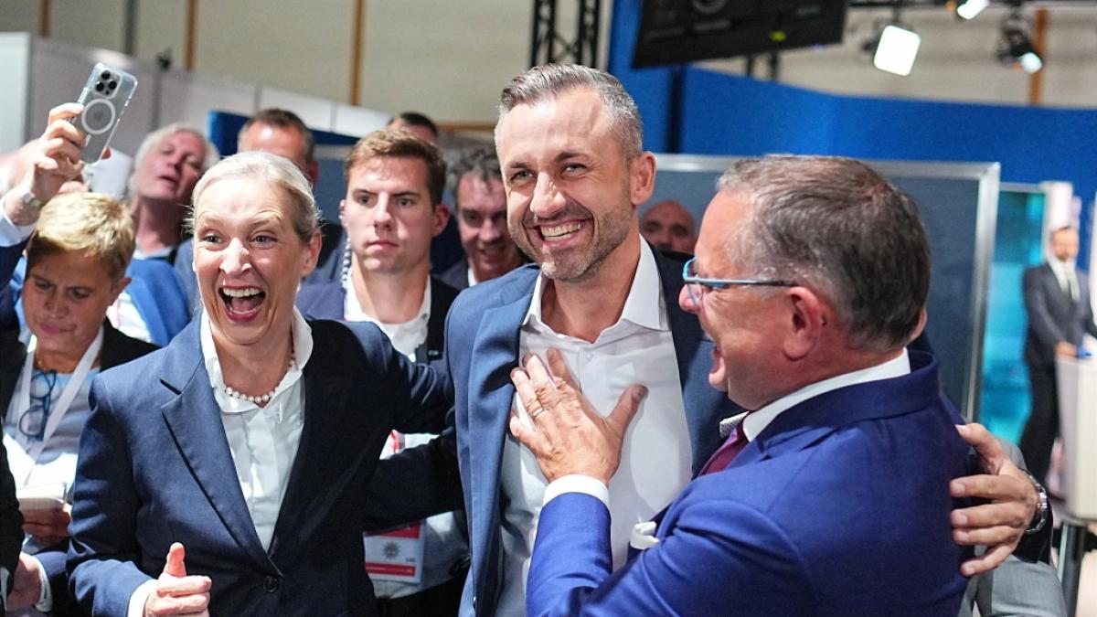 Ulrich Siegmund (M, AfD), Spitzenkandidat und Co-Vorsitzender der AfD-Landtagsfraktion Sachsen-Anhalt, jubelt mit Alice Weidel (l.) und Tino Chrupalla (r.) (Foto)