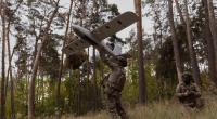 Ukrainische Soldaten beim Starten einer Drohne. Greifen sie bei Angriffen zusätzlich auf Ballons zurück, um die russische Luftabwehr zu verwirren?
