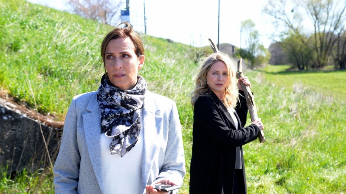 Katrin (Ulrike Frank) ahnt nichts von der Bedrohung Melanies. (Foto)