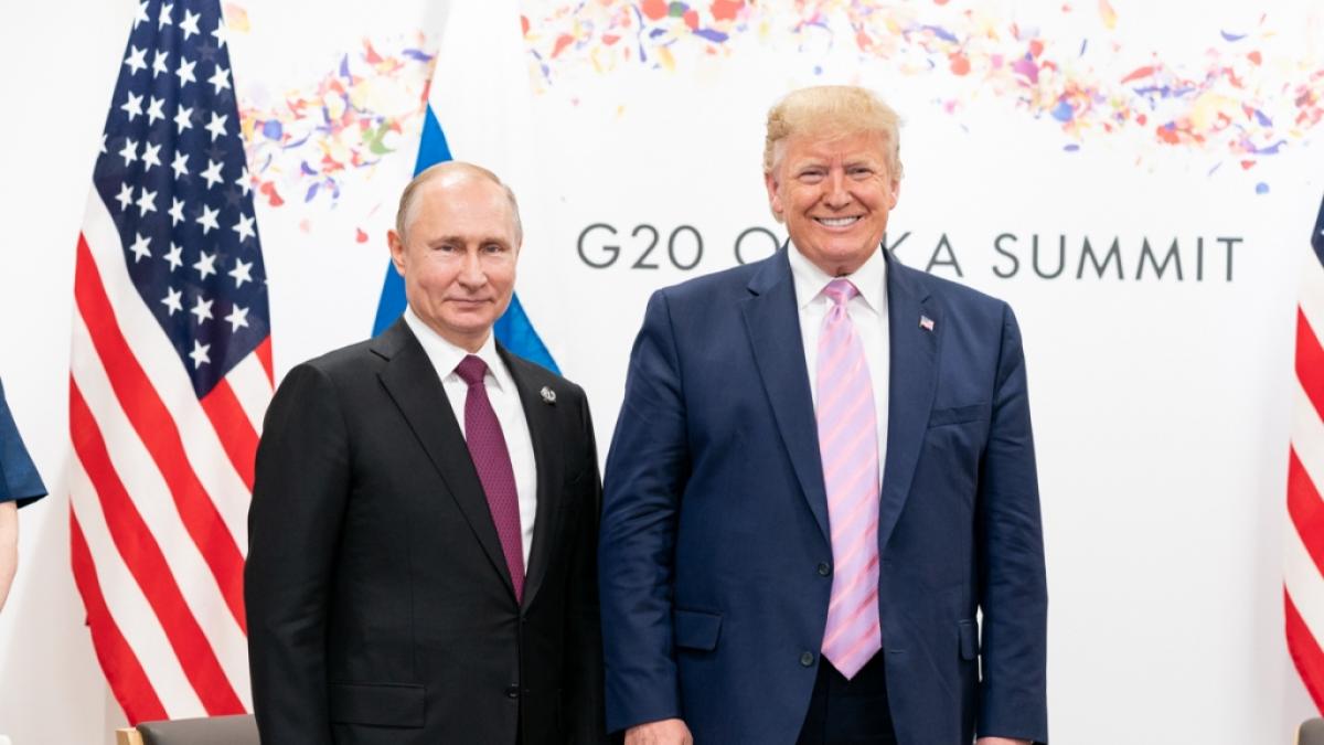 Wladimir Putin (l.) glaubt, dass Donald Trump (r.) den Ukraine-Krieg als US-Pr&auml;sident h&auml;tte verhindern k&ouml;nnen. (Foto)