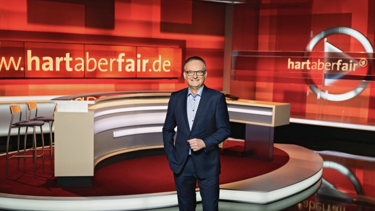 Moderator Frank Plasberg im Studio zur Sendung "hart aber fair". (Foto)