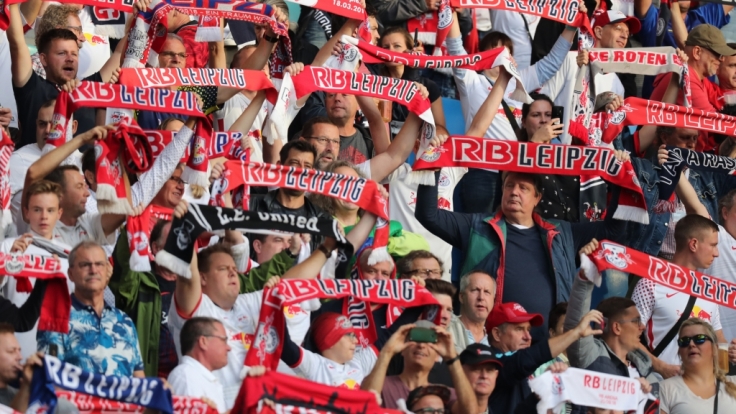 Mit ihren Schals zeigen die Fans von RB Leipzig, zu wem sie stehen. (Symbolbild) (Foto)