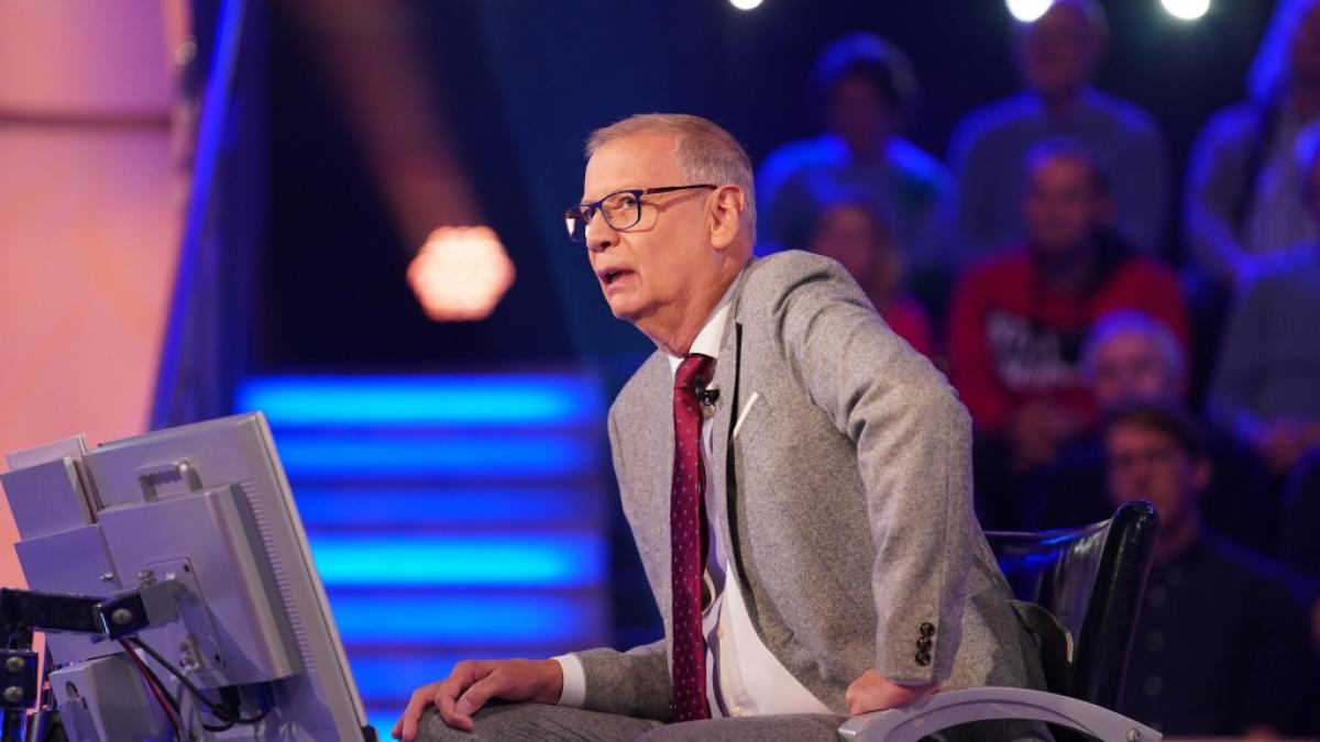 Moderator G&uuml;nther Jauch spielt mit seinen Kandidat:innen um drei Millionen Euro. (Foto)