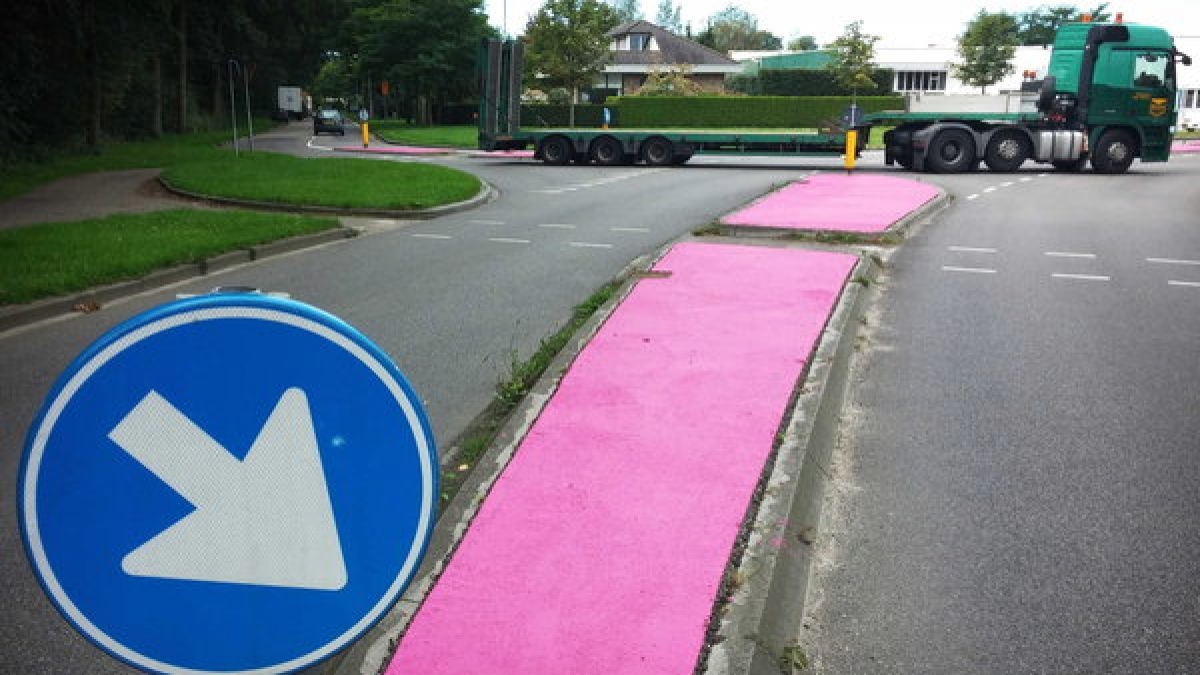 In de Niederlanden erstrahlen einige Verkehrsinseln in knalligem Pink. (Foto)