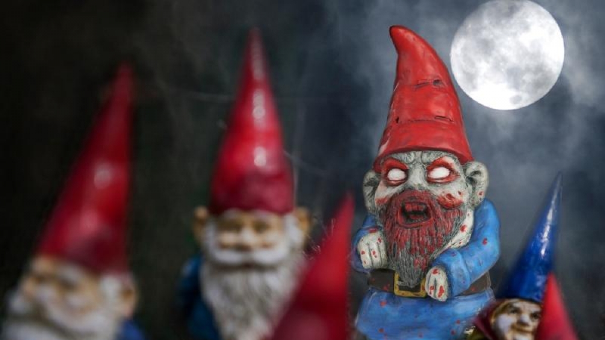 Rette sich, wer kann! Die Zombie-Gartenzwerge sind los. (Foto)