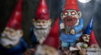 Rette sich, wer kann! Die Zombie-Gartenzwerge sind los.