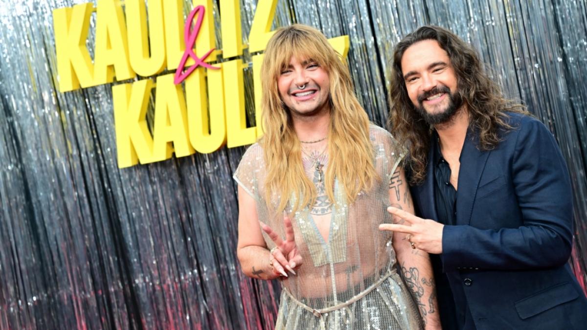 Bill (l) und Tom Kaulitz stehen w&auml;hrend der Premiere der 3. Staffel von "Kaulitz  Kaulitz" auf dem Roten Teppich in Berlin. (Foto)