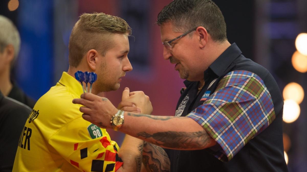 Darts-Youngster Dimitri van den Bergh (li.) aus Belgien bezwang den Schotten Gary Anderson (re.) im Finale des World Matchplay 2020. (Foto)