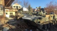 Ein Panzer der russischen Armee steht in den Trümmern eines zerstörten Hauses.