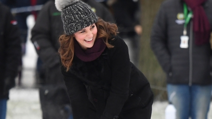 Kate Middleton schwingt den Hockeyschläger.