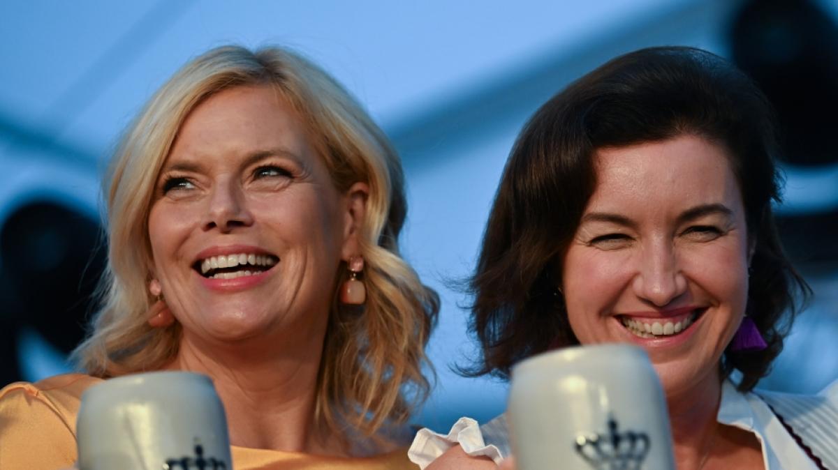Beim Berliner Auftakt des M&uuml;nchner Oktoberfests erschien Bundestagspr&auml;sidentin Julia Kl&ouml;ckner (l.) im goldenen Kleid. CSU-Forschungsministerin Dorothee B&auml;r (r.) w&auml;hlte hingegen das traditionelle Dirndl. (Foto)