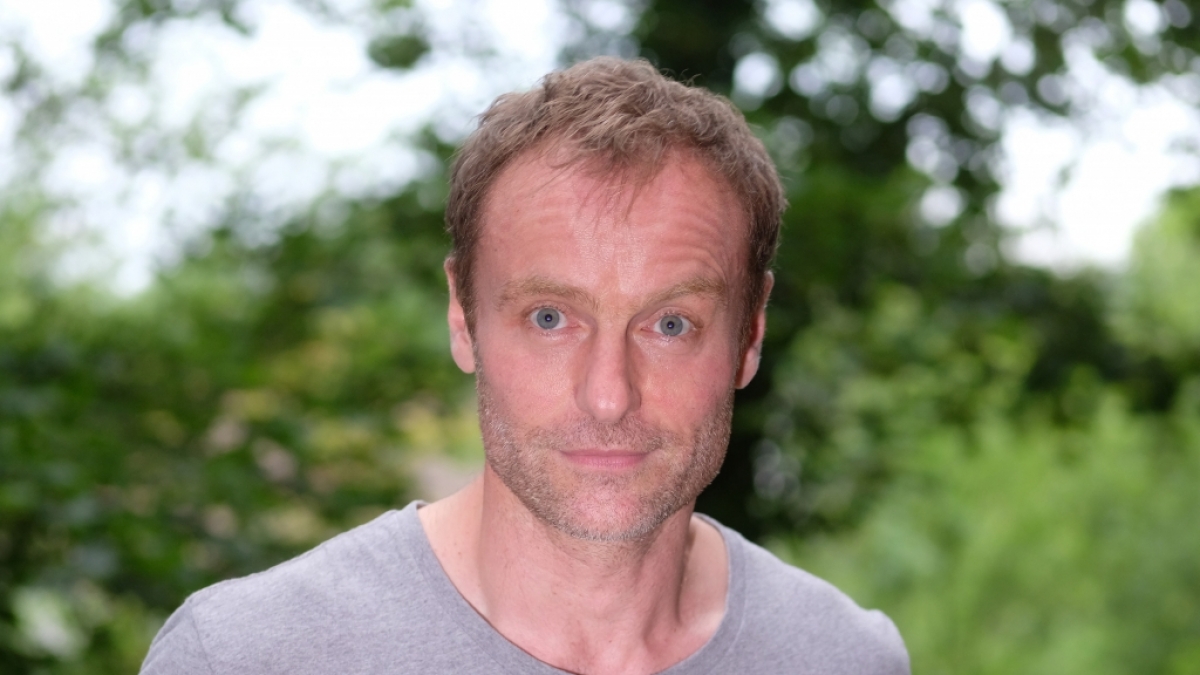 Mark Waschke fordert mit seinen Kolleg:innen mehr Anerkennung f&uuml;r lesbische, schwule, bi-sexuelle, transsexuelle und generell queere Schauspieler:innen. (Foto)