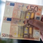 Ein echter (oben) und ein gefälschter, alter 50-Euro-Schein.