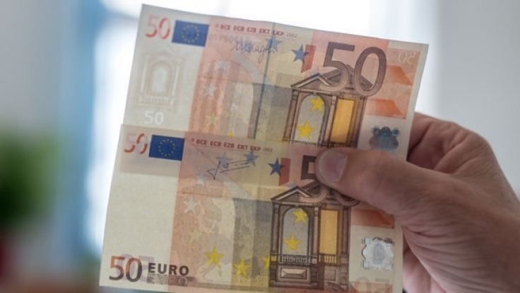 Ein echter (oben) und ein gefälschter, alter 50-Euro-Schein.