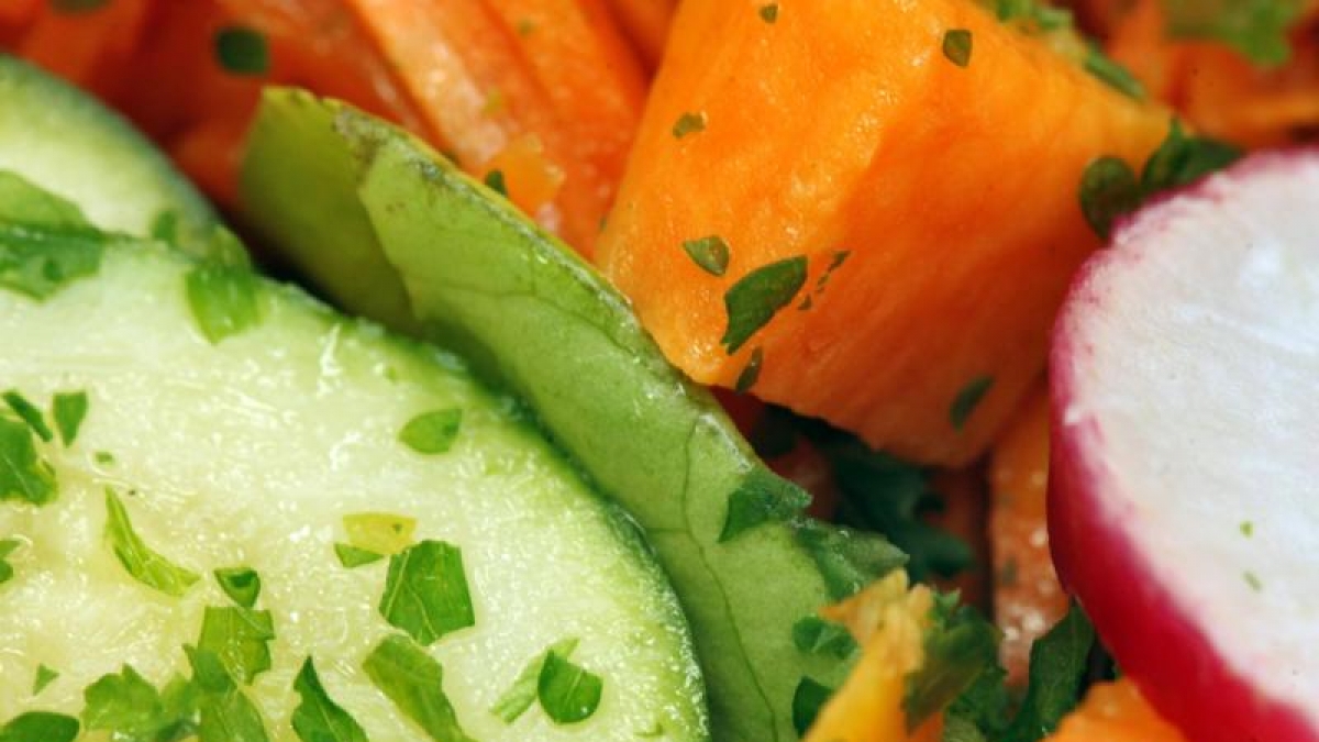 Salat gilt bei vielen als Vitaminbombe schlechthin - doch sein Ruf ist besser als die Fakten. (Foto)