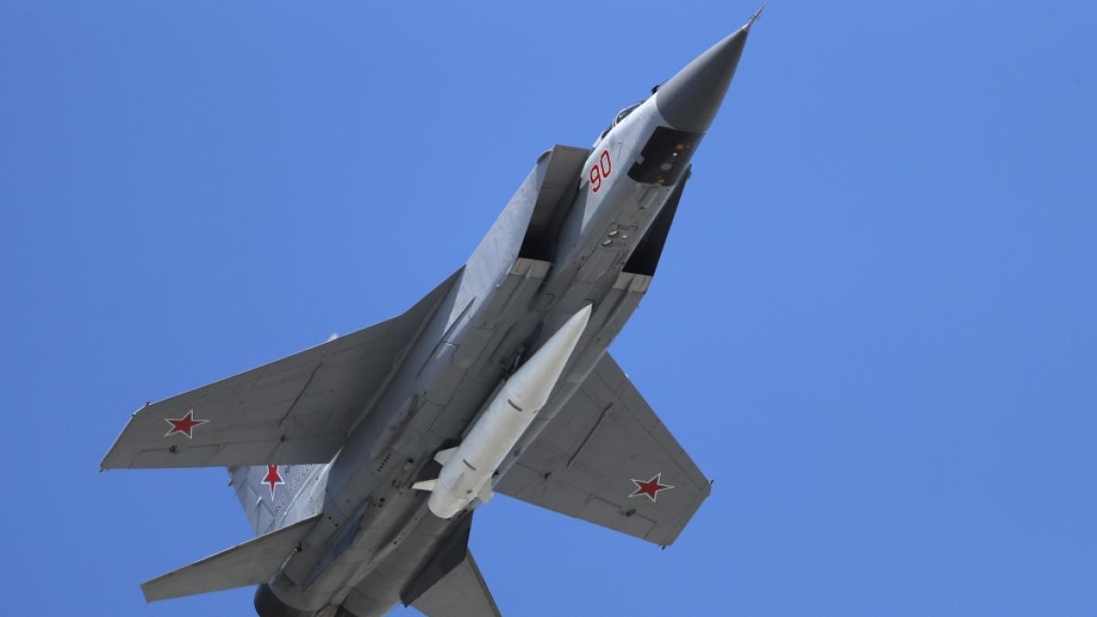 Ein russischer Kampfjet vom Typ&nbsp;MiG-31 ist mit einer ballistischen&nbsp;Luft-Boden-Rakete Kinschal beladen. Die Ukraine will 19 dieser Hyperschall-Raketen mit einer speziellen Taktik zerst&ouml;rt haben. (Foto)