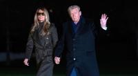 Donald Trump winkt den Medien zu, während er mit First Lady Melania Trump bei seiner Ankunft am Weißen Haus auf dem South Lawn Händchen hält.