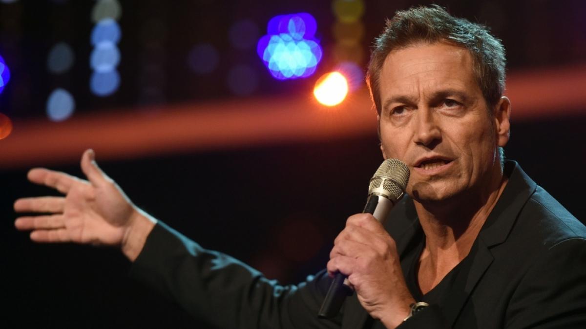 Der Kabarettist Dieter Nuhr steht bei der Aufzeichnung der Verleihung des Deutschen Comedypreises auf der B&uuml;hne. (Foto)