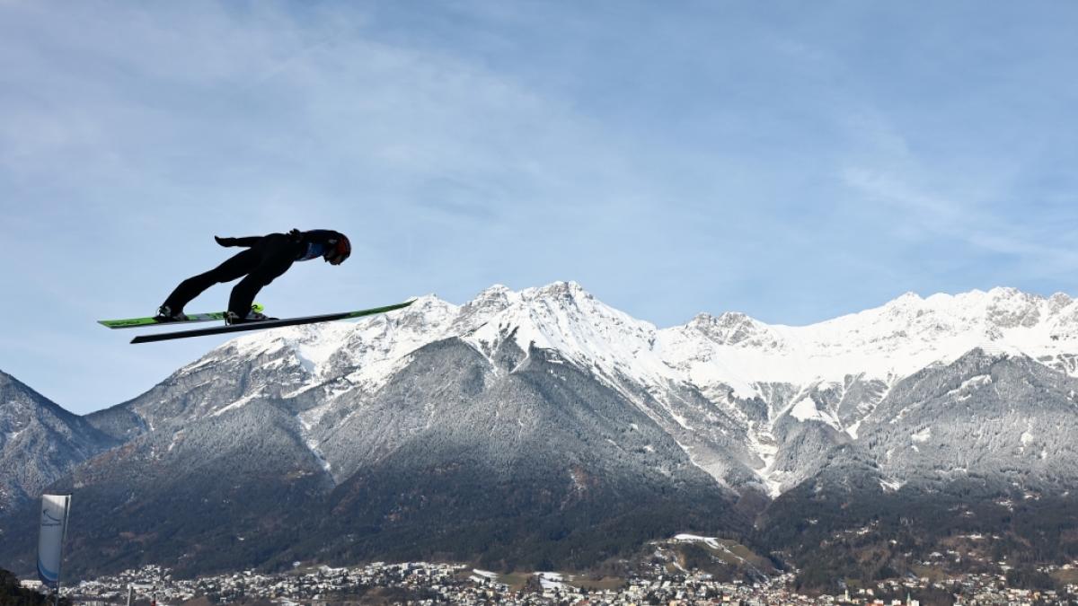 Deutschlands Skispringer Karl Geiger in Aktion. (Foto)