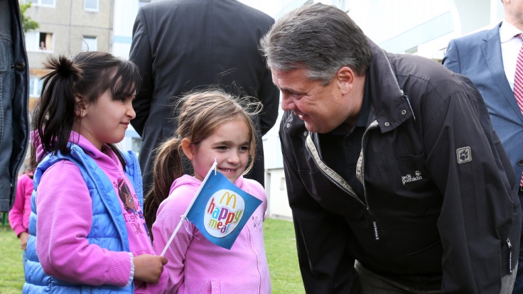 Sigmar Gabriel bei einem Besuch in einem Flüchtlingsheim.