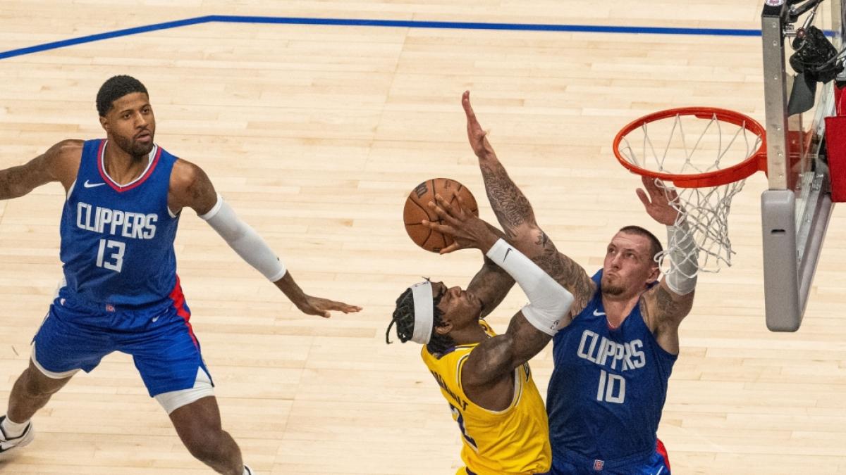 Der deutsche Daniel Theis von den Los Angeles Clippers (10) blockt den Ball in der NBA, am 23.01.2024. (Symbolbild) (Foto)