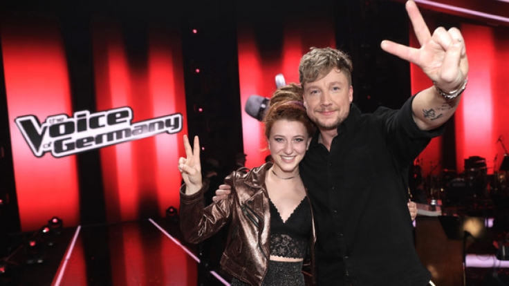 Die Kandidatin Natia Todua bejubelt ihren Sieg mit Coach Samu Haber nach dem Finale der Sat.1-Castingshow