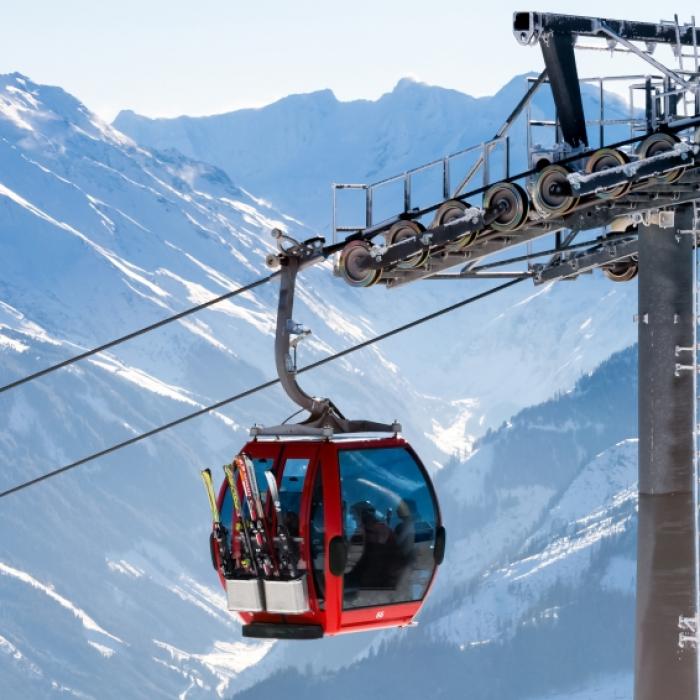 Betrunkener stürzt 40 Meter aus Skilift - aufgespießt von Pistenmarkierung