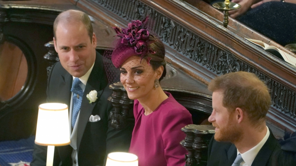 Prinz William (l-r) und seine Frau Herzogin Kate sitzen w&auml;hrend der Trauung neben Prinz Harry. (Foto)