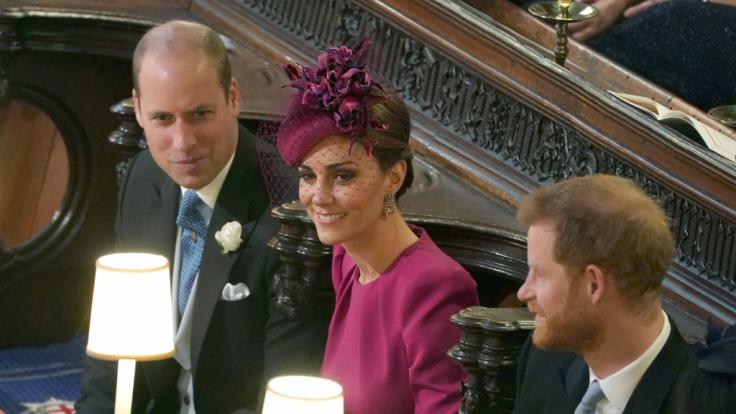 Prinz William (l-r) und seine Frau Herzogin Kate sitzen während der Trauung neben Prinz Harry.