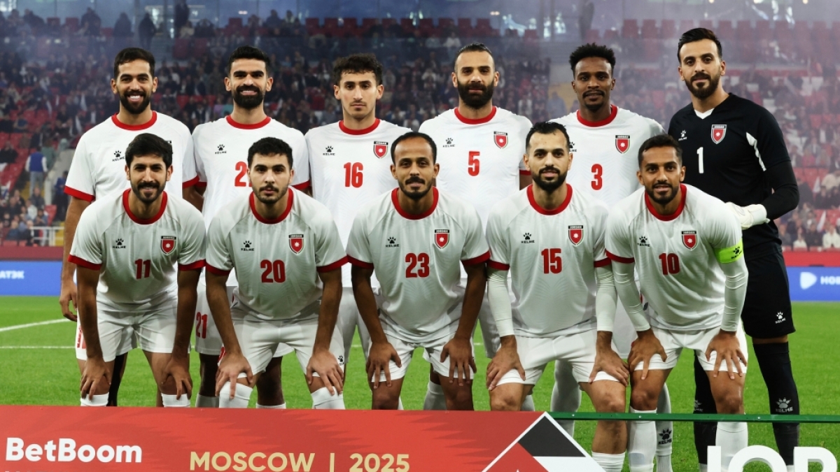 Jordanische Spieler posieren f&uuml;r ein Mannschaftsfoto vor einem internationalen Freundschaftsspiel zwischen Russland und Jordanien. Jordanien nimmt an der Fu&szlig;ball-WM 2026 teil, vom 04.09.2025. (Symbolbild) (Foto)
