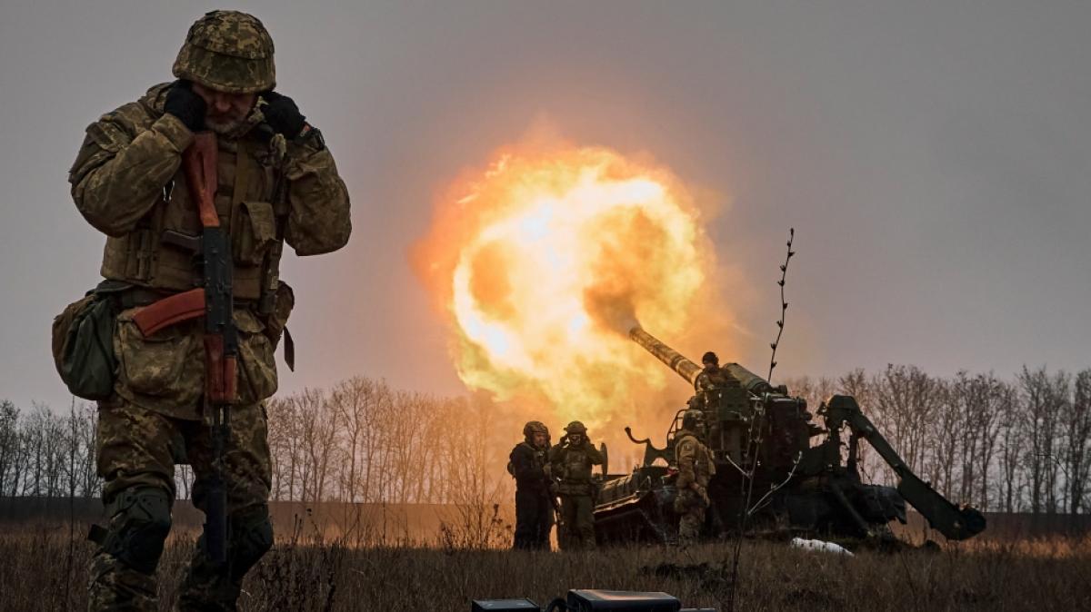 Ukrainische Soldaten feuern eine Pion (M-1975) Kanonenhaubitze auf russische Stellungen. (Foto)