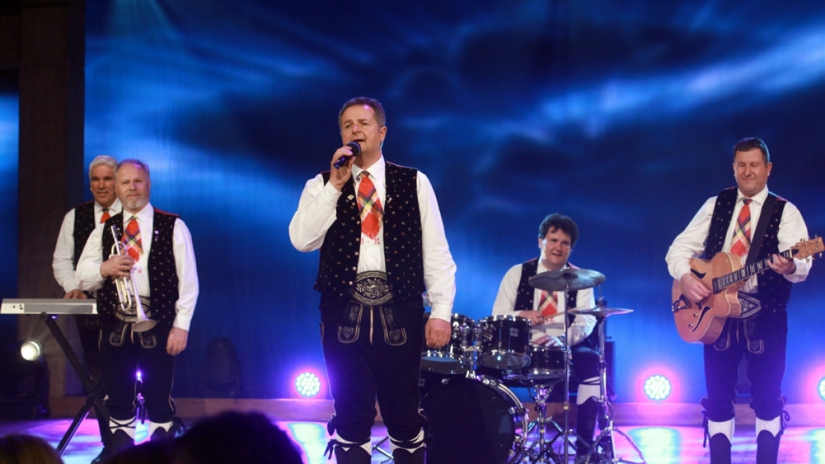 Die Kastelruther Spatzen performen auf der B&uuml;hne. (Foto)