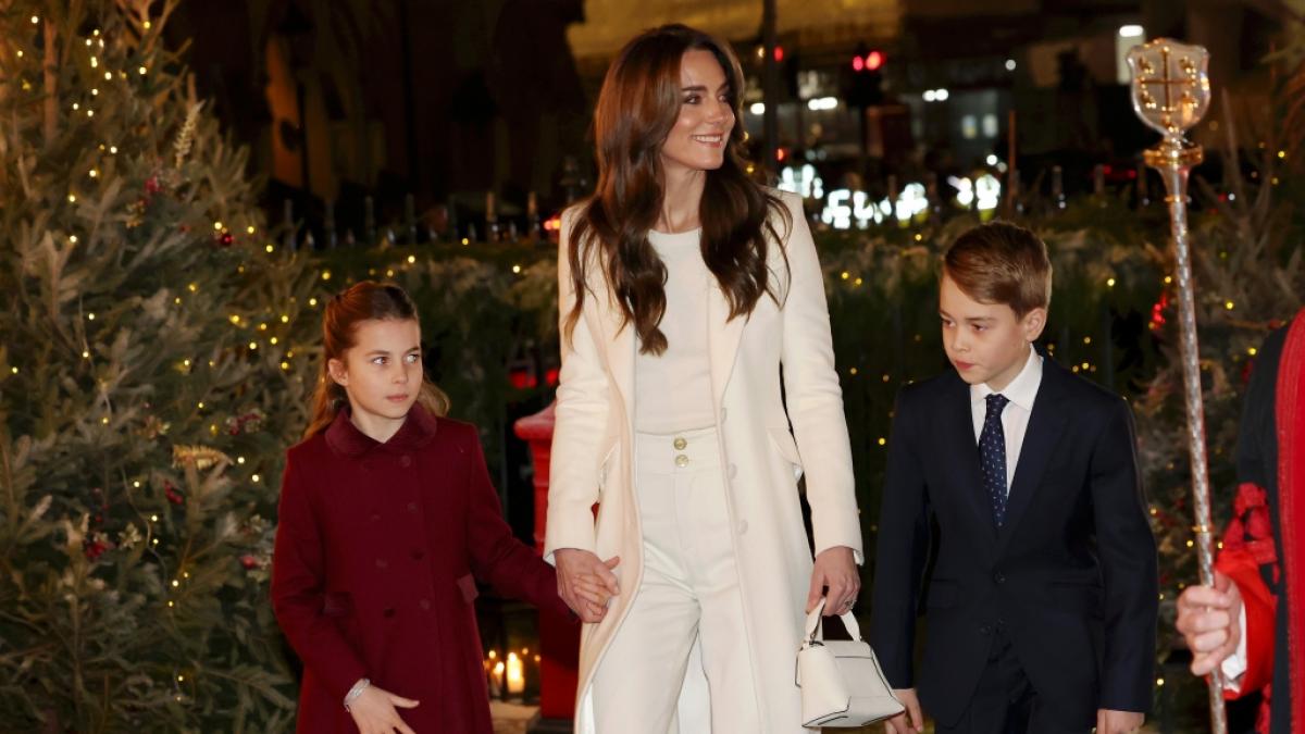 Prinzessin Charlotte (l-r), Prinzessin Kate, und Prinz George von Wales kommen zum Gottesdienst "Royal Carols - Together At Christmas" in der Westminster Abbey. (Foto)