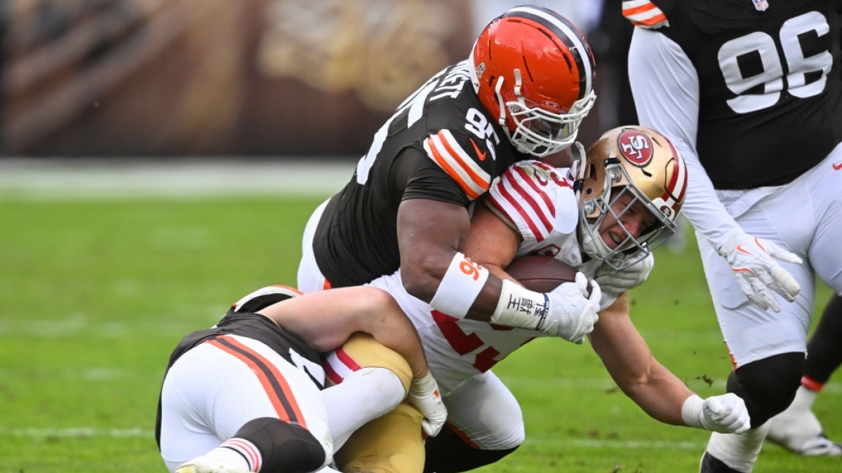 Myles Garrett von den Cleveland Browns bringt Christian McCaffrey von den San Francisco 49ers zu Boden, am 30.11.2025. (Symbolbild) (Foto)
