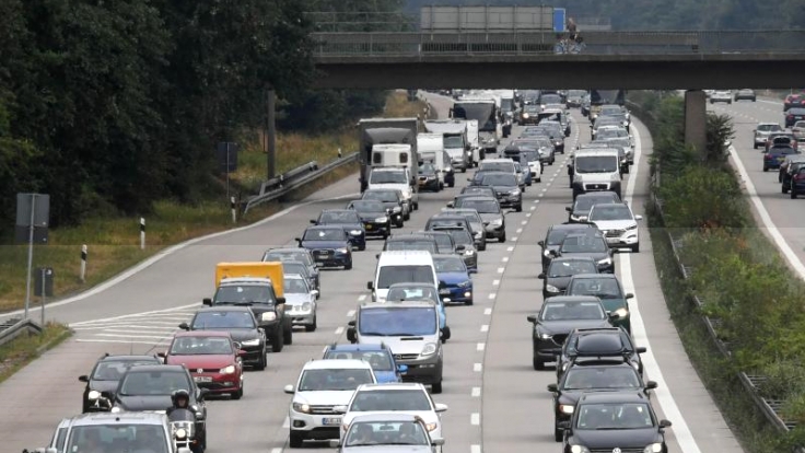Auf fast allen Fernstraßen kommt es zu Staus.