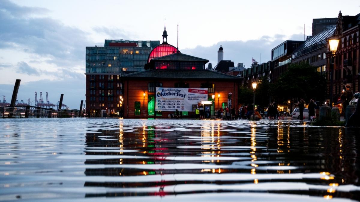 Der Fischmarkt mit der Fischauktionshalle ist am Abend w&auml;hrend einer Sturmflut beim Hochwasser der Elbe &uuml;berschwemmt. (Foto)
