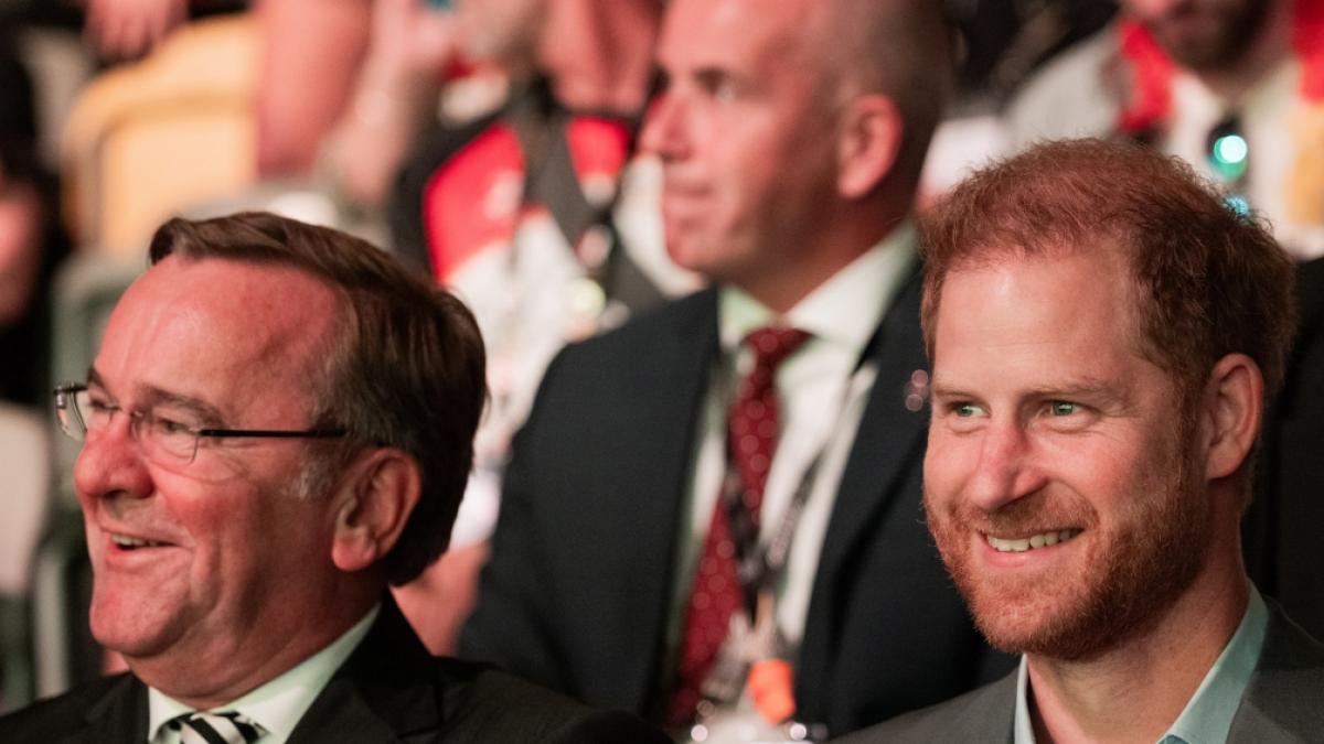 Hier konnte Prinz Harry noch lachen. (Foto)