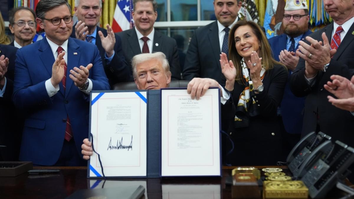 US-Pr&auml;sident Donald Trump zeigt das Unterzeichnete eines Gesetzespaket zum Ende des wochenlangen Teilstillstands der US-Regierungsgesch&auml;fte. (Foto)