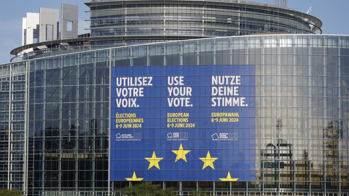 Eine riesiges Transparent mit der Aufschrift "Utilisez votre voix, use your voice, nutze Deine Stimme" wirbt am Europ&auml;ischen Parlament f&uuml;r die Europawahlen vom 6. bis 9. Juni 2024. (Foto)