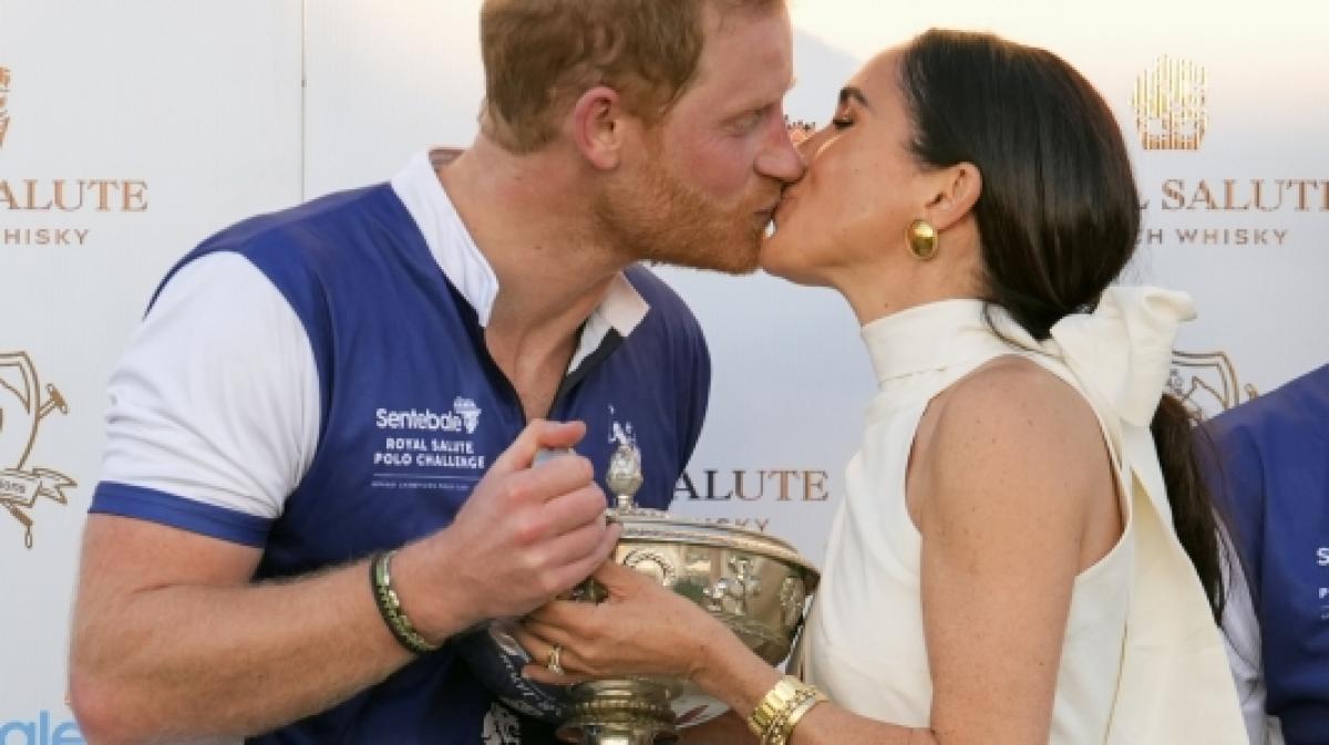 Ein K&uuml;sschen f&uuml;r den Sieger: Meghan Markle dr&uuml;ckt Prinz Harry einen Schmatzer bei der Siegerehrung auf den Mund. (Foto)