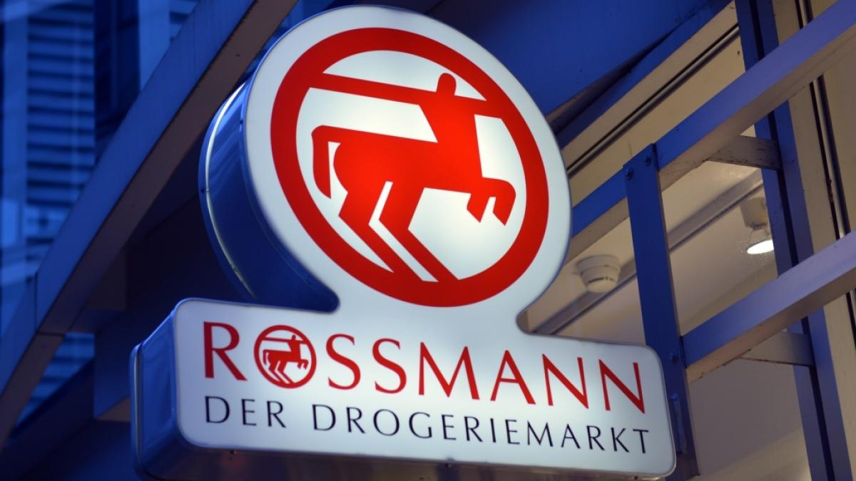 Leuchtendes Schild einer Rossmann-Filiale in M&uuml;nchen.&nbsp;(Symbolfoto) (Foto)